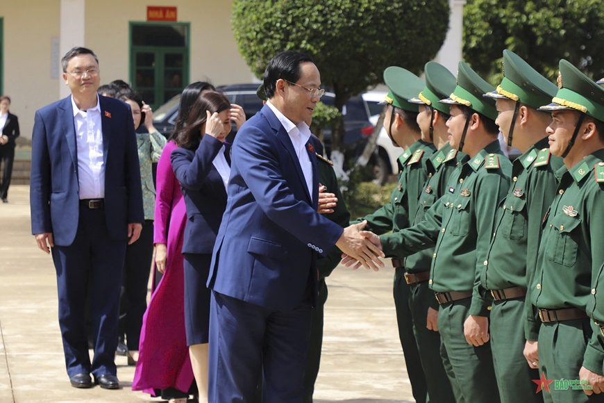 Phó chủ tịch Quốc hội Trần Quang Phương thăm, chúc Tết Đồn Biên phòng Tuy Đức